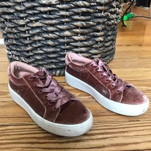 Sz 7 Steve Madden pink velvet sneakers